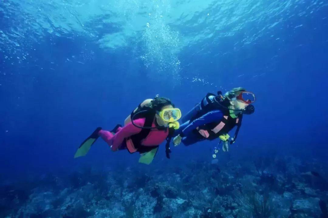 逃离海滩的女孩