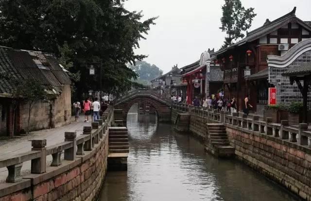 了解金泰亨Lisa朴宝剑同框亮相巴黎时装周,你对他们最初的印象有哪些?——知识星球平台