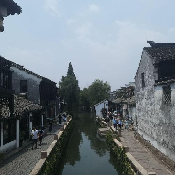 逃离黑与白的房间